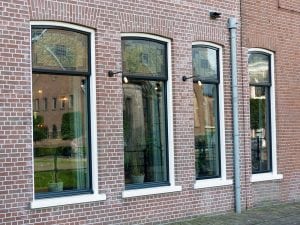kozijnen met schuiframen gemaakt voor Grandcafe Paul Kruger te Heerenveen.